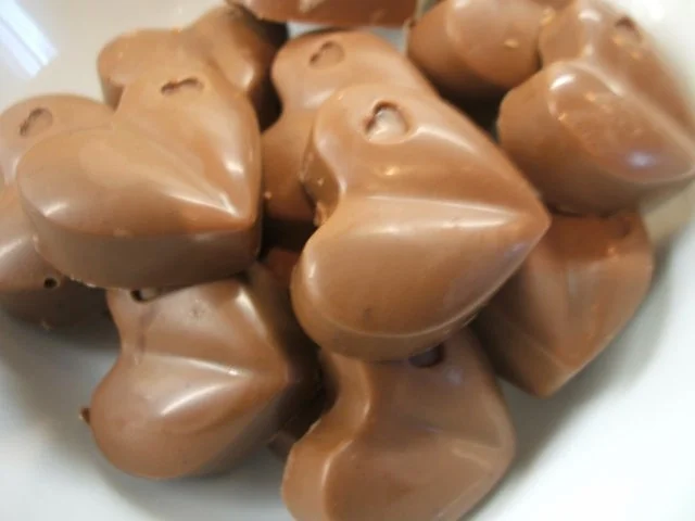 Rezept: Pralinen: Noisette-Cranberry- und Weiße Rumrosinen-Herzen (je 15 Stück) Pralinen: Noisette-Cranberry- und Weiße Rumrosinen-Herzen (je 15 Stück) - Rezept