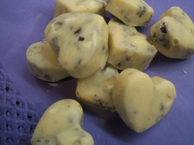 Rezept: Pralinen: Noisette-Cranberry- und Weiße Rumrosinen-Herzen (je 15 Stück) Bild Nr. 6 Pralinen: Noisette-Cranberry- und Weiße Rumrosinen-Herzen (je 15 Stück) - Rezept - Bild Nr. 6