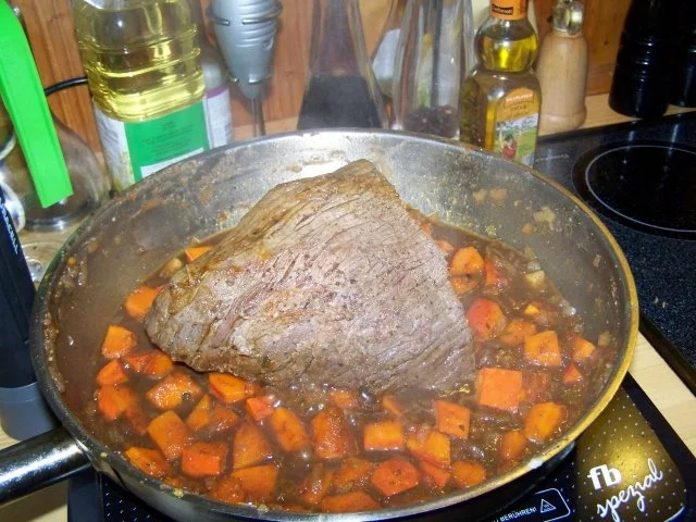 Rezept: Geschmorter Rinderbraten auf Kürbis-Aprikosen-Chatnay Bild Nr. 2 Geschmorter Rinderbraten auf Kürbis-Aprikosen-Chatnay - Rezept - Bild Nr. 2