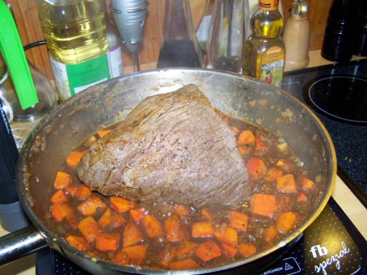 Geschmorter Rinderbraten auf Kürbis-Aprikosen-Chatnay - Rezept - kochbar.de