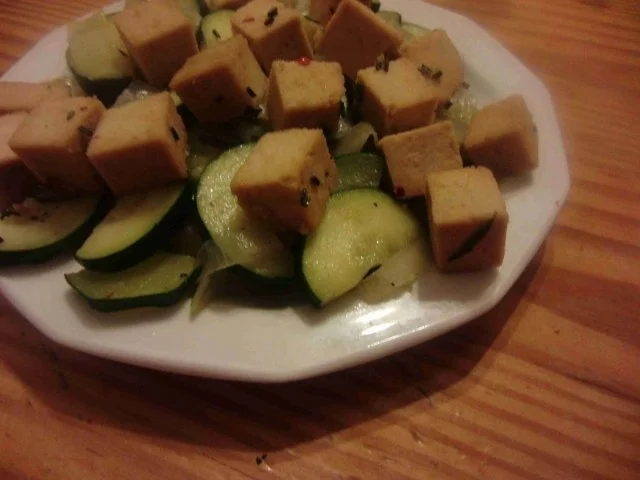Rezept: karamellisierter Tofu auf Chicorée-Zucchini-Gemüse karamellisierter Tofu auf Chicorée-Zucchini-Gemüse - Rezept