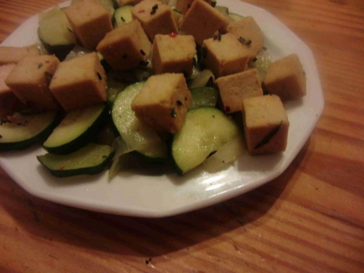 Bilder für karamellisierter Tofu auf Chicorée-Zucchini-Gemüse - Rezept