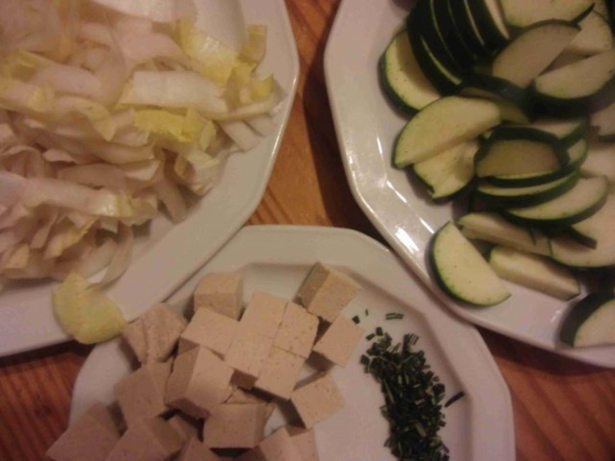 karamellisierter Tofu auf Chicorée-Zucchini-Gemüse - Rezept - Bild Nr. 2