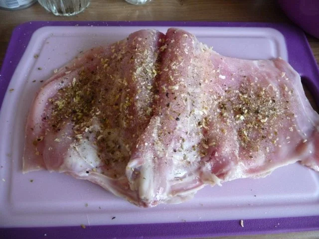 Wild & Co : Gewickelte Kaninchenteile, Rotkohl und Salzkartoffeln - Rezept - Bild Nr. 3