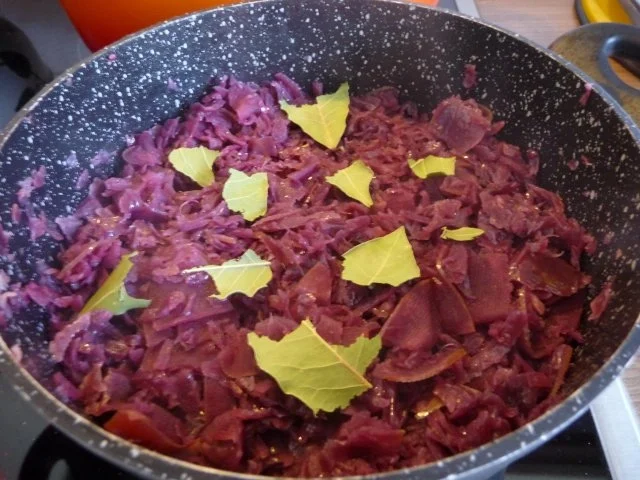 Wild & Co : Gewickelte Kaninchenteile, Rotkohl und Salzkartoffeln - Rezept - Bild Nr. 11