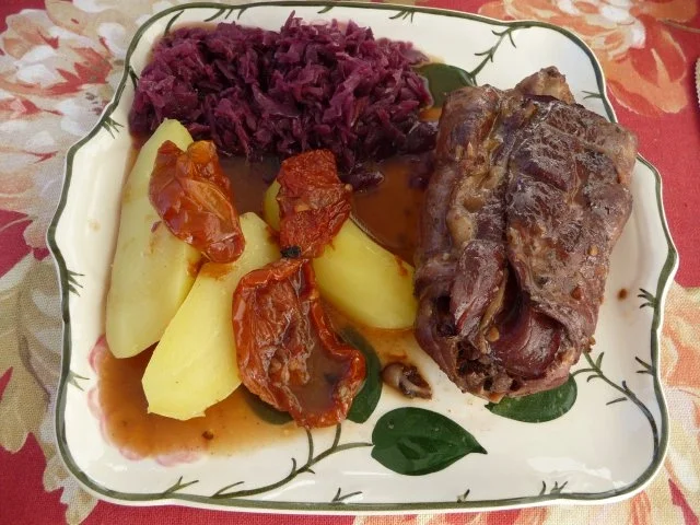 Wild & Co : Gewickelte Kaninchenteile, Rotkohl und Salzkartoffeln - Rezept