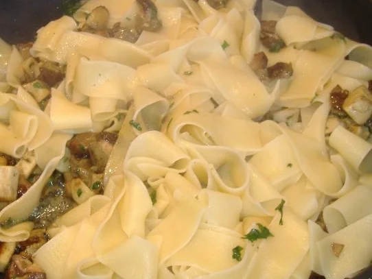 Rezept: Pappardelle mit Steinpilzen Bild Nr. 3 Pappardelle mit Steinpilzen - Rezept - Bild Nr. 3