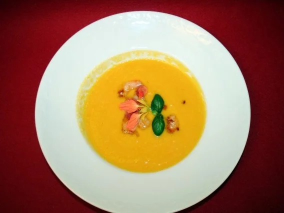 Rezept: Möhren-Ingwer-Schaum mit "gechillten" Mango-Scampi Möhren-Ingwer-Schaum mit "gechillten" Mango-Scampi - Rezept