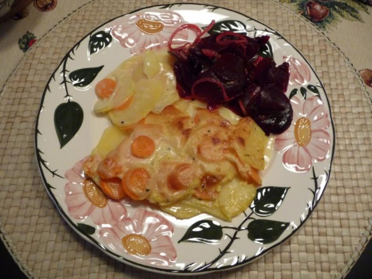 Fleischlos : Kartoffel - Möhrengratin mit Roter Bete - Salat - Rezept