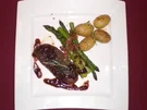Straußenfilet im Kräutermantel mit jungen Kartoffeln und Butterspargel - Rezept