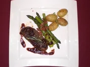 Straußenfilet im Kräutermantel mit jungen Kartoffeln und Butterspargel - Rezept