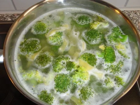 Rezept: Broccoli-Nüdeli an Sauceneier Bild Nr. 3 Broccoli-Nüdeli an Sauceneier - Rezept - Bild Nr. 3