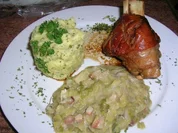 Spanferkelhaxen an Petersil-Kartoffelstampf und Spitzkohl - Rezept