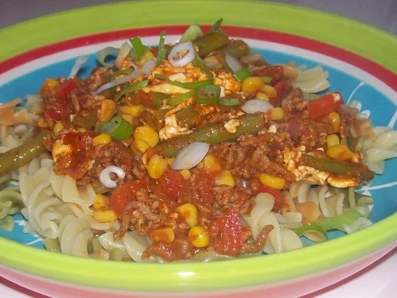 Würzige Ruck-Zuck-Pfanne mit Hack, Feta und Bohnen - Rezept