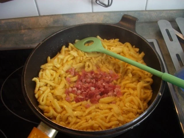 Käsespätzle mit geschmelzten Eisbergsalat - Rezept - Bild Nr. 6