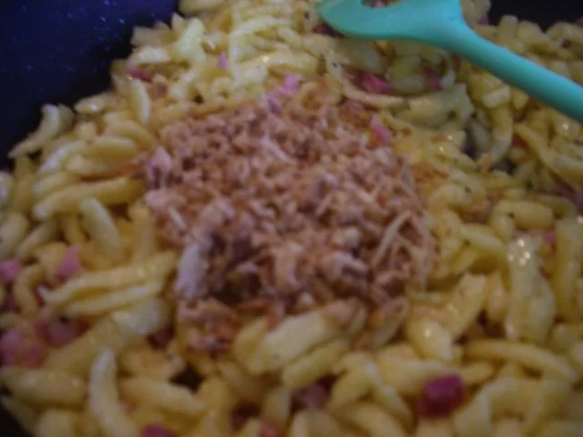 Käsespätzle mit geschmelzten Eisbergsalat - Rezept - Bild Nr. 7