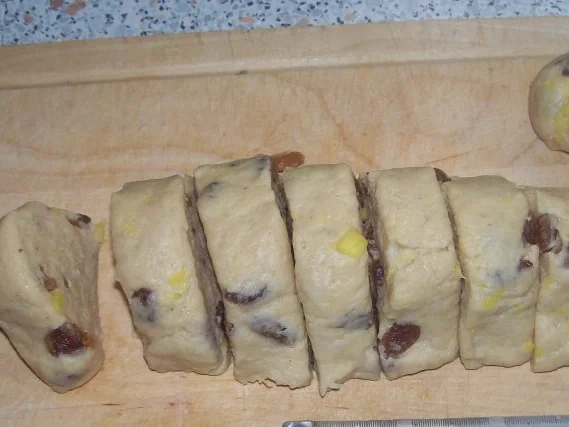 Rezept: Kleine Rosinen-Mango-Brötchen Bild Nr. 5 Kleine Rosinen-Mango-Brötchen - Rezept - Bild Nr. 5