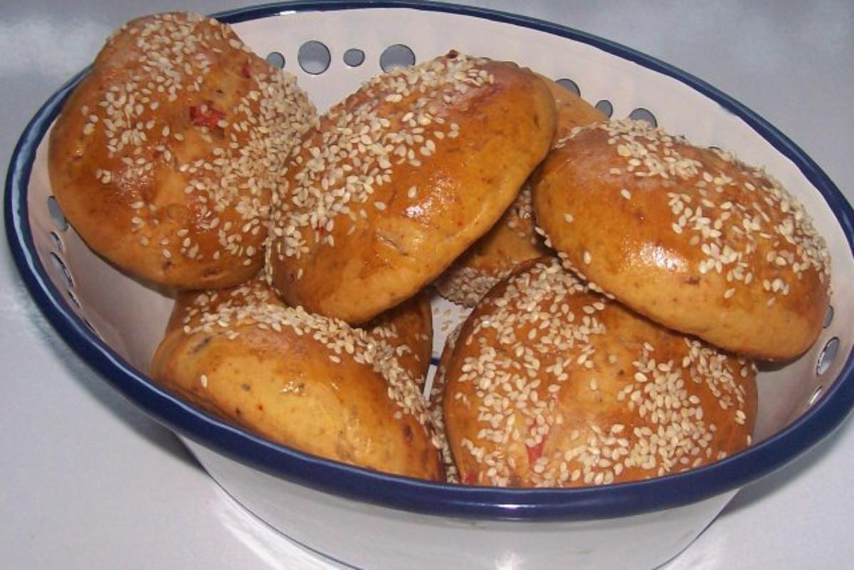 Mediterrane Paprika-Sesam-Brötchen zum Feierabend - Rezept