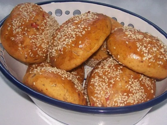 Mediterrane Paprika-Sesam-Brötchen zum Feierabend - Rezept