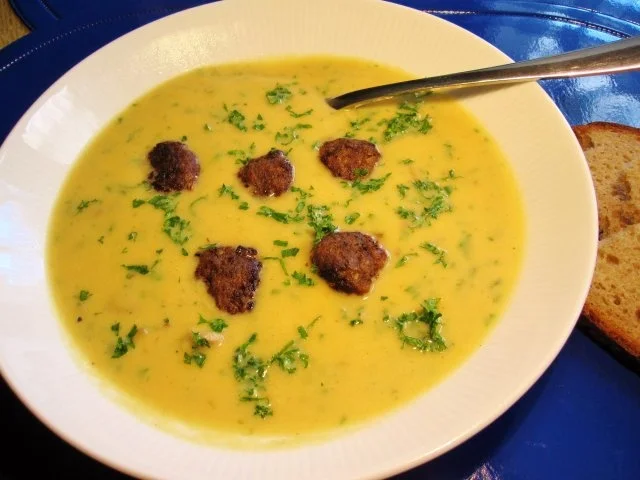 Kartoffelsuppe mit Hackbällchen - Rezept