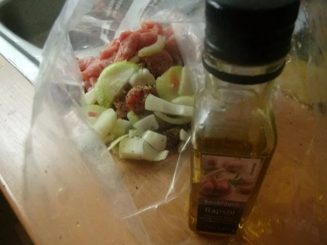 Fleischpfännchen  mit ganz viel Zwiebel in Senfsahnesoße mit Möhrenapfelrohkost - Rezept - Bild Nr. 3