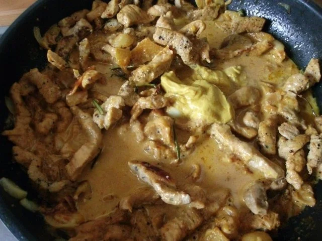 Fleischpfännchen  mit ganz viel Zwiebel in Senfsahnesoße mit Möhrenapfelrohkost - Rezept - Bild Nr. 11