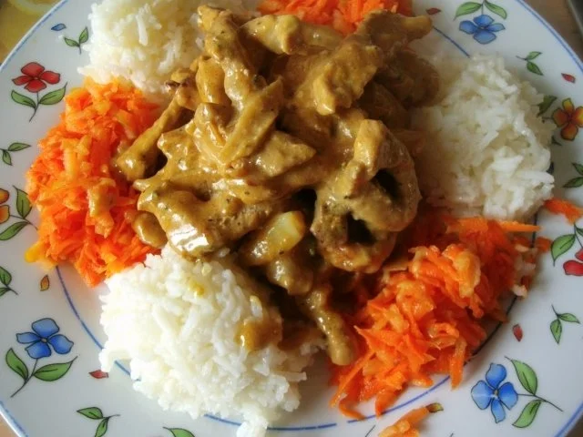 Fleischpfännchen  mit ganz viel Zwiebel in Senfsahnesoße mit Möhrenapfelrohkost - Rezept