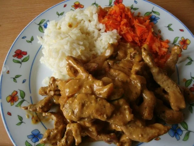 Fleischpfännchen  mit ganz viel Zwiebel in Senfsahnesoße mit Möhrenapfelrohkost - Rezept - Bild Nr. 2