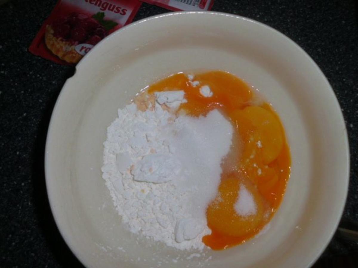 Vanille-Nusscreme mit rotem Tortenguß - Rezept - Bild Nr. 2