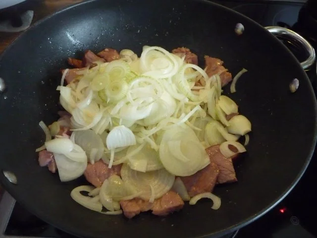 Rezept: Schwein : Kassler - Zwiebelfleisch aus dem Wok Bild Nr. 4 Schwein : Kassler - Zwiebelfleisch aus dem Wok - Rezept - Bild Nr. 4