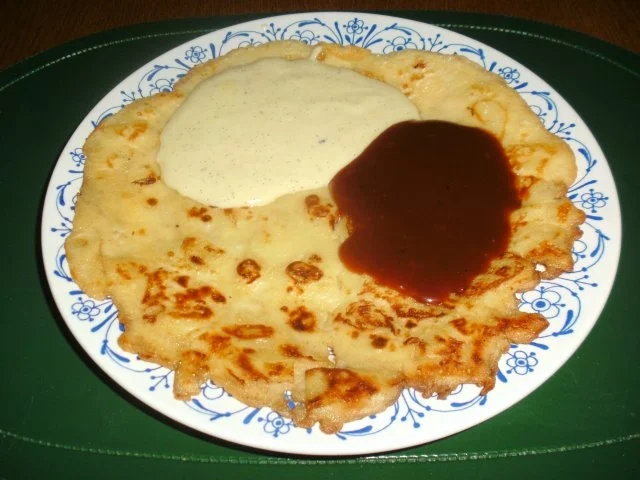 Rezept: Apfelpfannkuchen mit Vanillesoße und Karamelsoße Apfelpfannkuchen mit Vanillesoße und Karamelsoße - Rezept