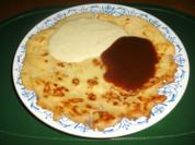 Apfelpfannkuchen mit Vanillesoße und Karamelsoße - Rezept