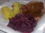 Rezept: Feine Rinderrouladen mit Pflaumenfüllung und viel aromatischer Soße Feine Rinderrouladen mit Pflaumenfüllung und viel aromatischer Soße - Rezept