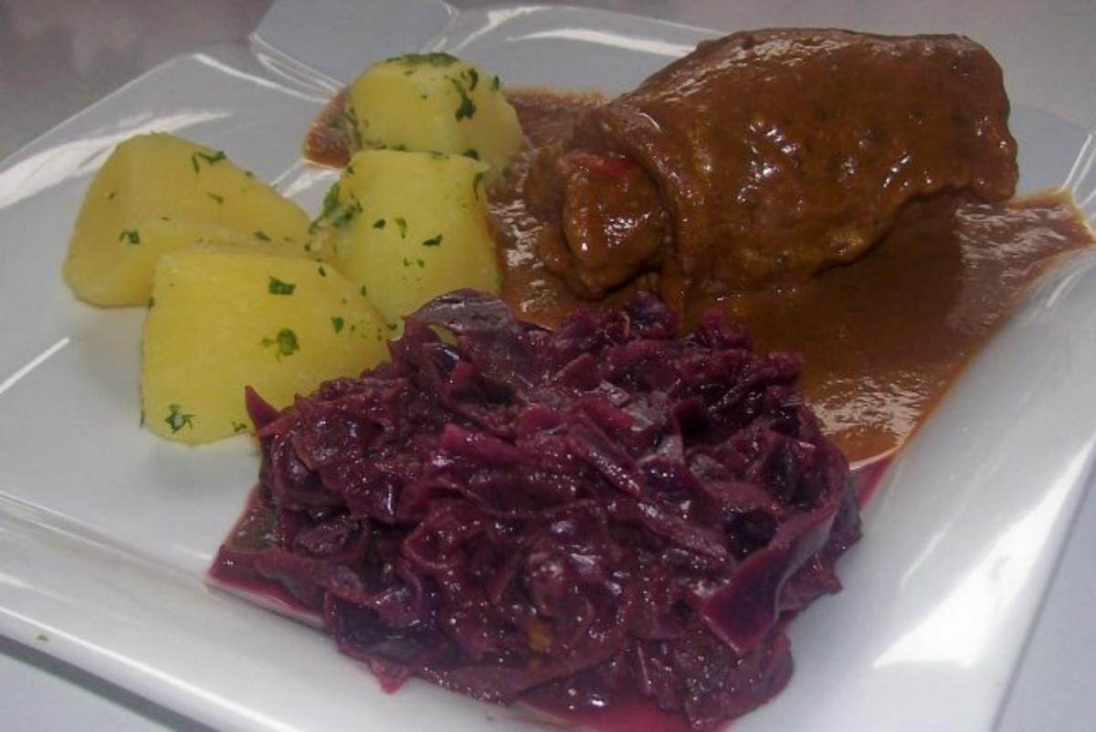 Bilder für Feine Rinderrouladen mit Pflaumenfüllung und viel aromatischer Soße - Rezept