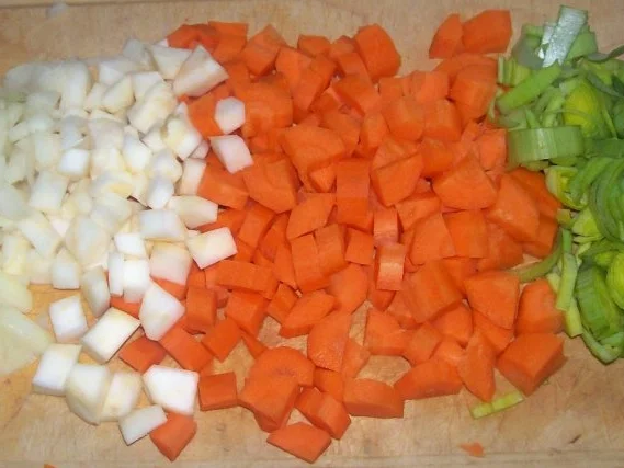 Rezept: Feine Rinderrouladen mit Pflaumenfüllung und viel aromatischer Soße Bild Nr. 5 Feine Rinderrouladen mit Pflaumenfüllung und viel aromatischer Soße - Rezept - Bild Nr. 5