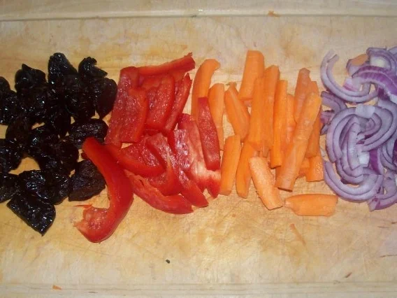 Rezept: Feine Rinderrouladen mit Pflaumenfüllung und viel aromatischer Soße Bild Nr. 4 Feine Rinderrouladen mit Pflaumenfüllung und viel aromatischer Soße - Rezept - Bild Nr. 4