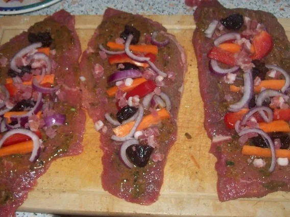 Rezept: Feine Rinderrouladen mit Pflaumenfüllung und viel aromatischer Soße Bild Nr. 6 Feine Rinderrouladen mit Pflaumenfüllung und viel aromatischer Soße - Rezept - Bild Nr. 6