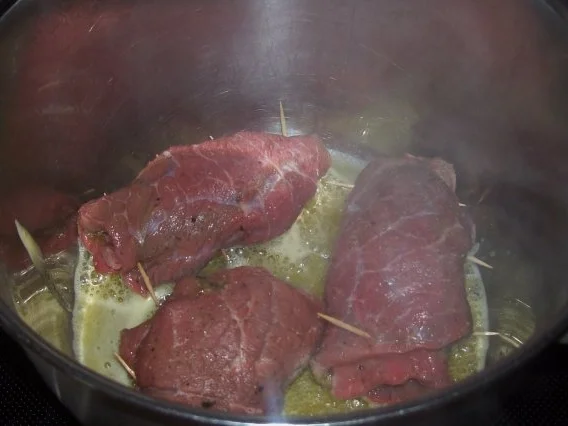 Rezept: Feine Rinderrouladen mit Pflaumenfüllung und viel aromatischer Soße Bild Nr. 7 Feine Rinderrouladen mit Pflaumenfüllung und viel aromatischer Soße - Rezept - Bild Nr. 7