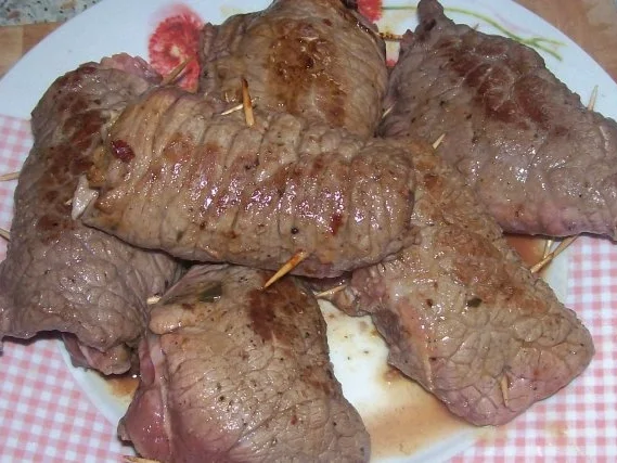 Rezept: Feine Rinderrouladen mit Pflaumenfüllung und viel aromatischer Soße Bild Nr. 8 Feine Rinderrouladen mit Pflaumenfüllung und viel aromatischer Soße - Rezept - Bild Nr. 8