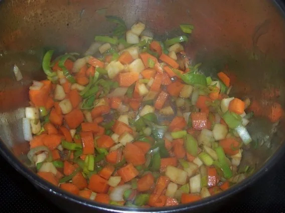 Rezept: Feine Rinderrouladen mit Pflaumenfüllung und viel aromatischer Soße Bild Nr. 9 Feine Rinderrouladen mit Pflaumenfüllung und viel aromatischer Soße - Rezept - Bild Nr. 9