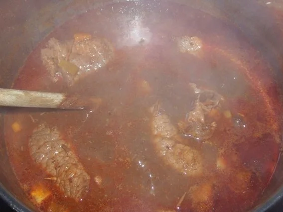 Rezept: Feine Rinderrouladen mit Pflaumenfüllung und viel aromatischer Soße Bild Nr. 12 Feine Rinderrouladen mit Pflaumenfüllung und viel aromatischer Soße - Rezept - Bild Nr. 12