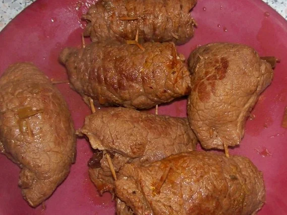 Rezept: Feine Rinderrouladen mit Pflaumenfüllung und viel aromatischer Soße Bild Nr. 13 Feine Rinderrouladen mit Pflaumenfüllung und viel aromatischer Soße - Rezept - Bild Nr. 13