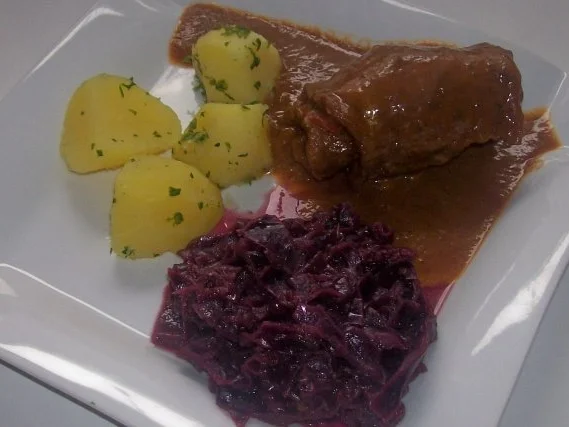 Rezept: Feine Rinderrouladen mit Pflaumenfüllung und viel aromatischer Soße Bild Nr. 15 Feine Rinderrouladen mit Pflaumenfüllung und viel aromatischer Soße - Rezept - Bild Nr. 15