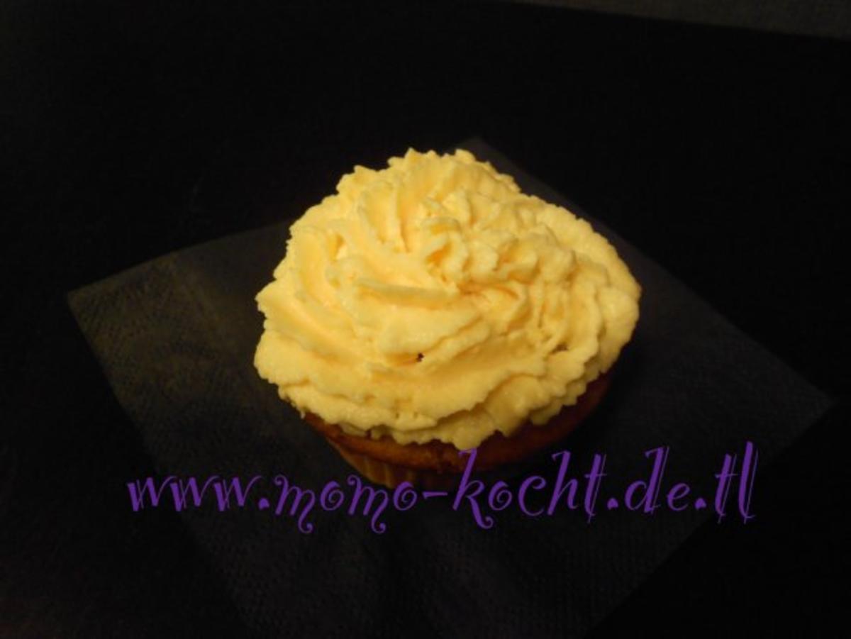 Bilder für süße Kürbis-Cupcakes mit Zitronenmelissen-Frischkäse-Frosting - Rezept