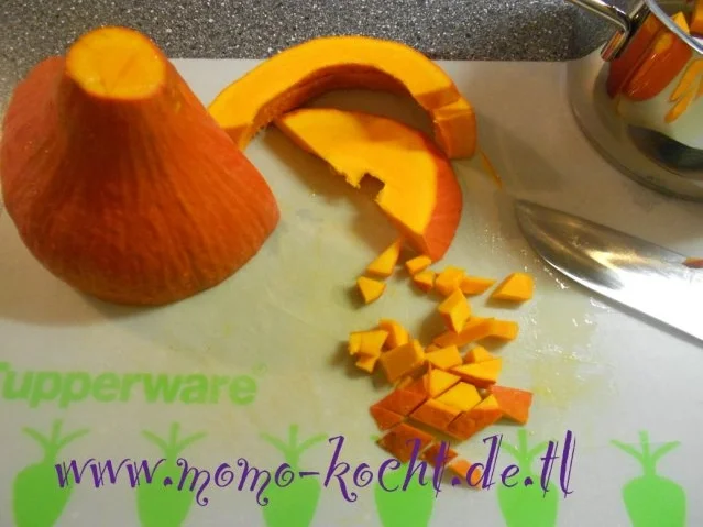 süße Kürbis-Cupcakes mit Zitronenmelissen-Frischkäse-Frosting - Rezept - Bild Nr. 2