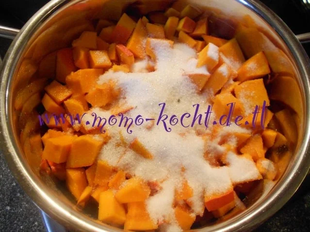 süße Kürbis-Cupcakes mit Zitronenmelissen-Frischkäse-Frosting - Rezept - Bild Nr. 3