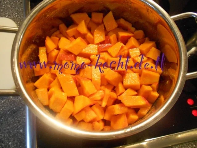 süße Kürbis-Cupcakes mit Zitronenmelissen-Frischkäse-Frosting - Rezept - Bild Nr. 4