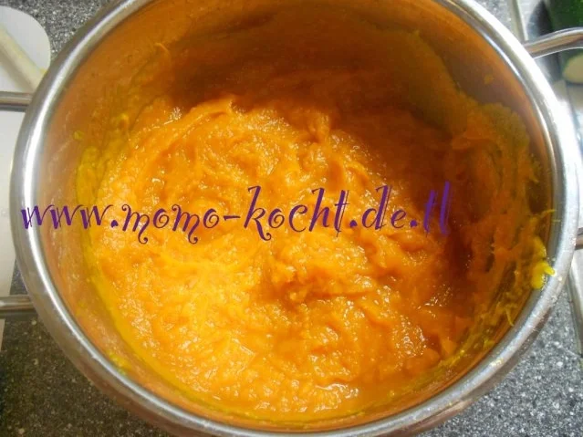 süße Kürbis-Cupcakes mit Zitronenmelissen-Frischkäse-Frosting - Rezept - Bild Nr. 7