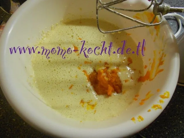 süße Kürbis-Cupcakes mit Zitronenmelissen-Frischkäse-Frosting - Rezept - Bild Nr. 11