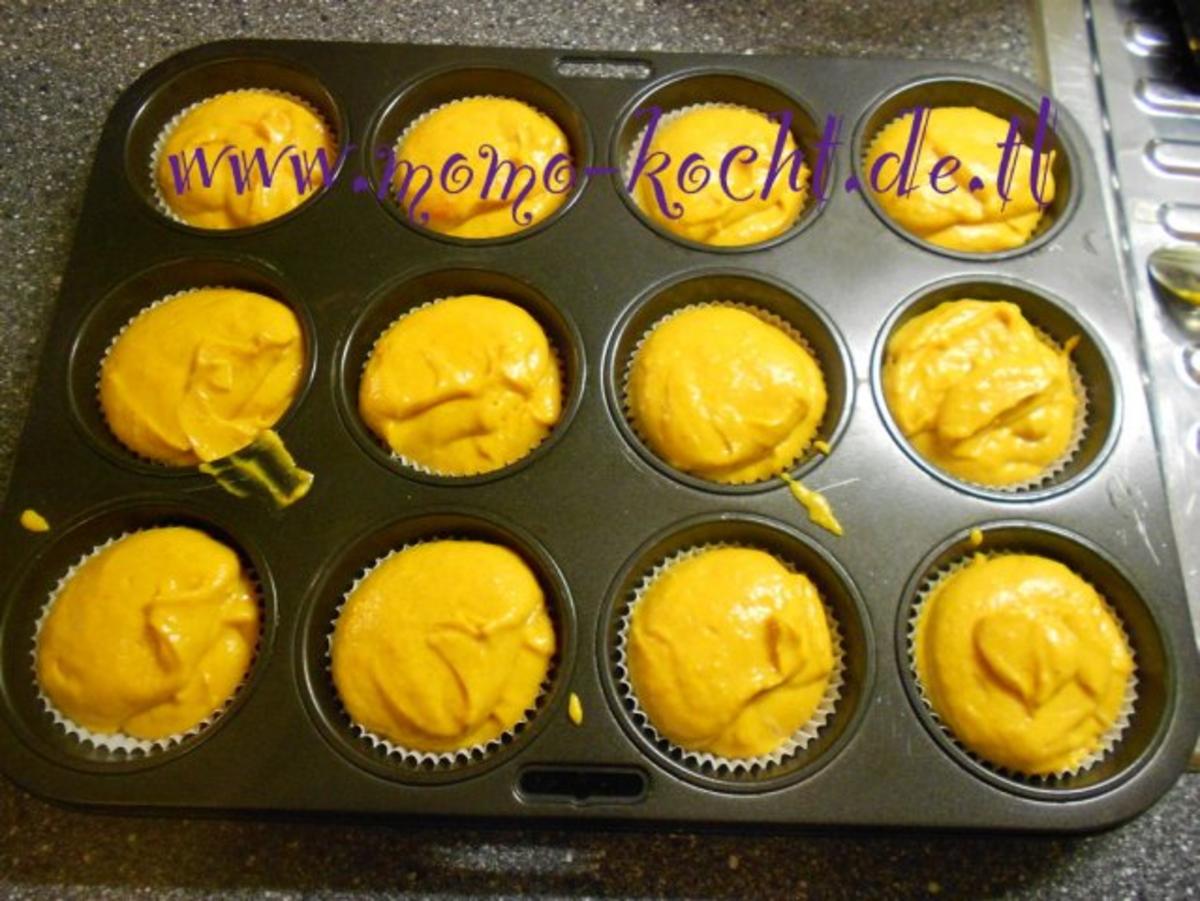 süße Kürbis-Cupcakes mit Zitronenmelissen-Frischkäse-Frosting - Rezept - Bild Nr. 15